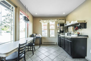 Breakfast Area 2, Courtyard Inn Vernon, North Okanagan