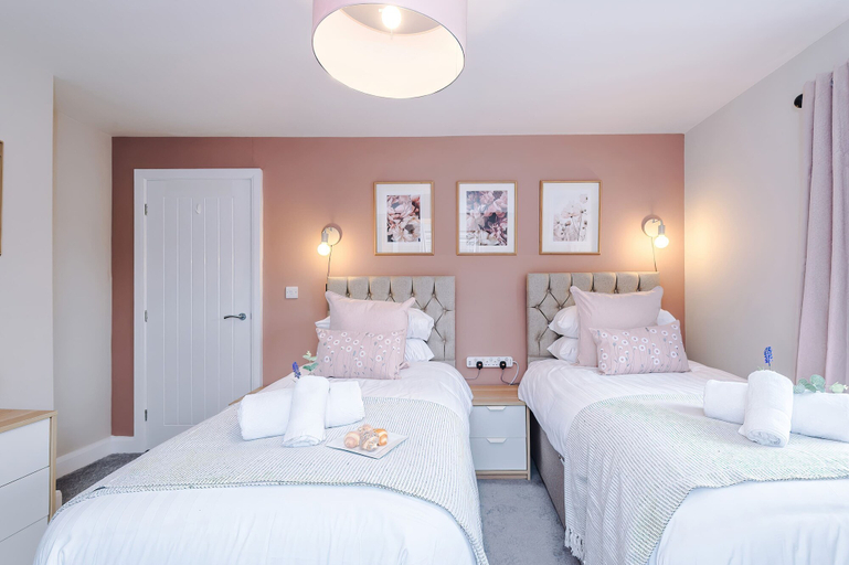 Room 2, Modern City Centre 3 Bed Apartment Great for Couples, Cheshire West and Chester