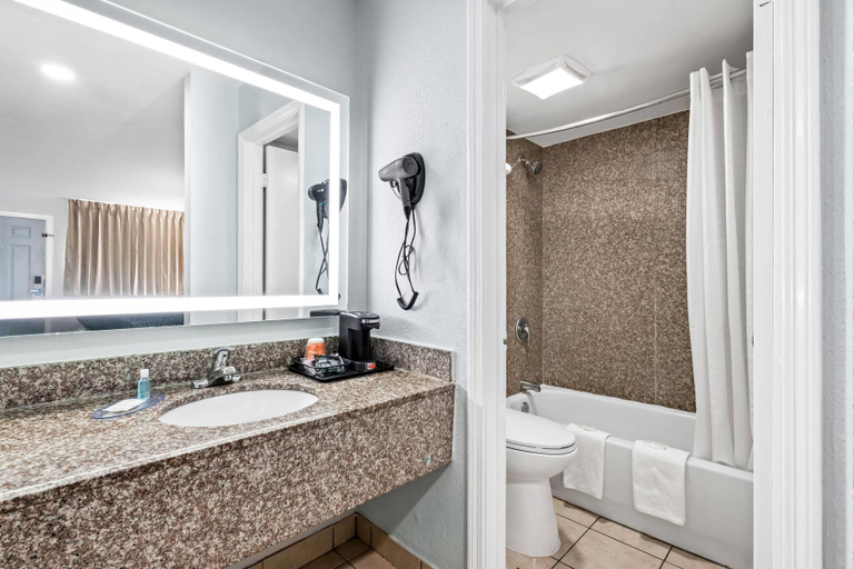 Bathroom 5, Suburban Studios Harvey - New Orleans, Jefferson