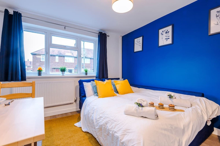 Room 5, NEW Spacious Apartment Ideal for Business Work, Cheshire East