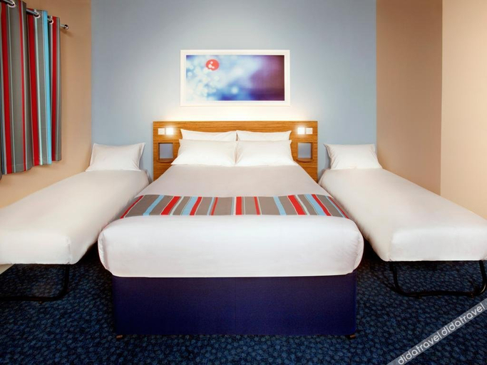 Bedroom 5, Travelodge Middlewich, Cheshire West and Chester