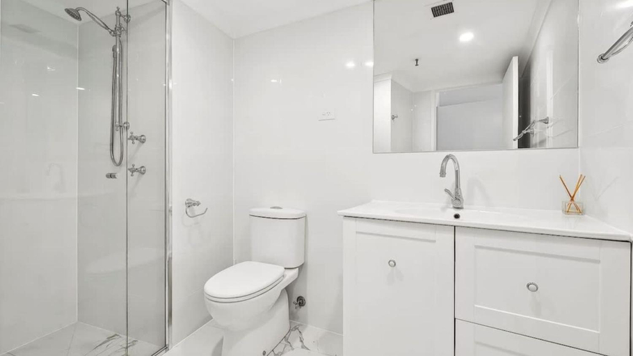 Bathroom 4, Peninsula Apartments managed by GCHS, Gold Coast
