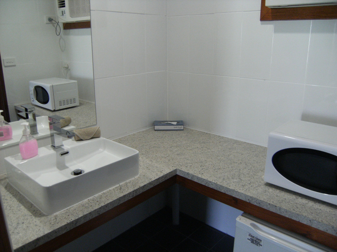 Bathroom 3, Regency Court Motel, Moira - West