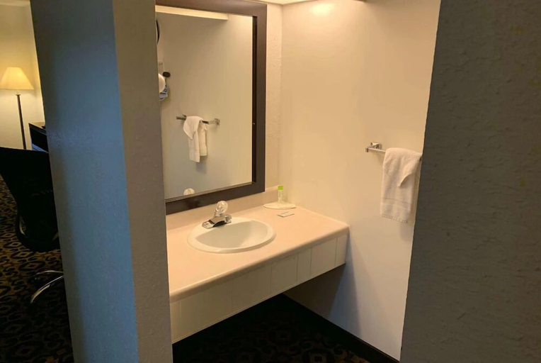 Bathroom 3, King's Inn, Goshen
