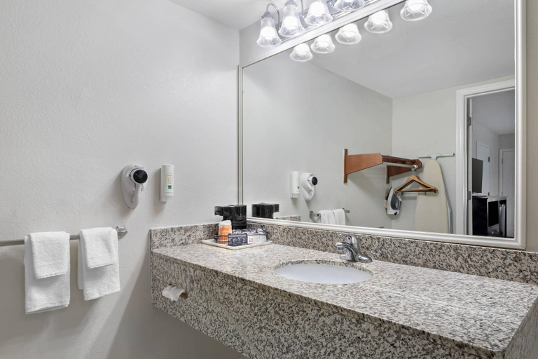 Bathroom 4, Quality Inn Andrews, Cherokee