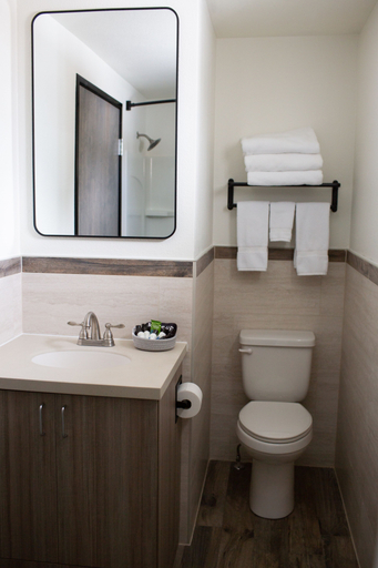 Bathroom, Pine Lodge, Carbon