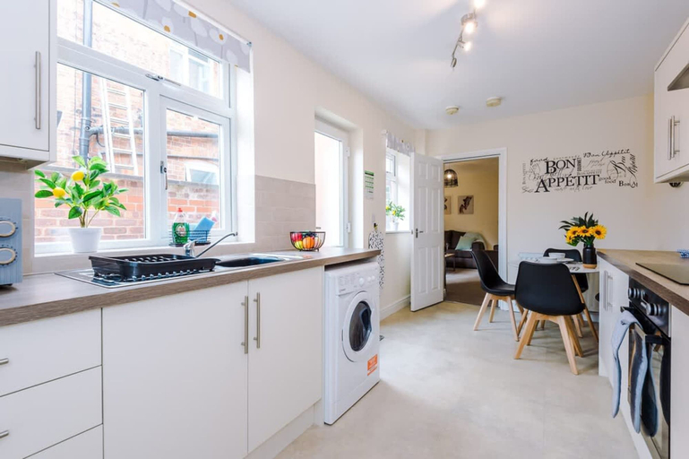 Room 2, Modern Apartment Perfect for Business Sleeps 4, Cheshire East