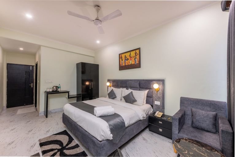 Room 5, La Comfort By shrpl, Gurgaon