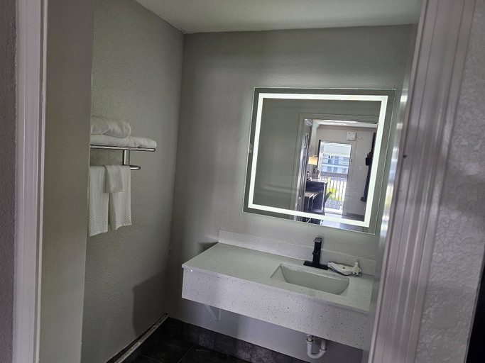 Bathroom 3, Quality Inn & Suites, Jefferson
