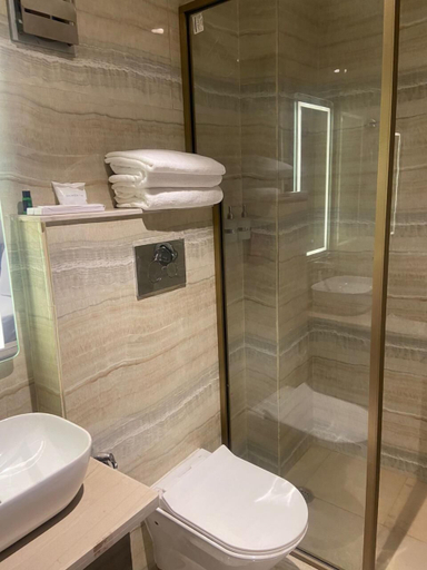 Bathroom 4, Qotel Signature Coleman Janakpuri, Delhi
