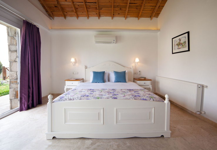Bedroom 3, Vinifera Vineyards Hotel, Kuşadası