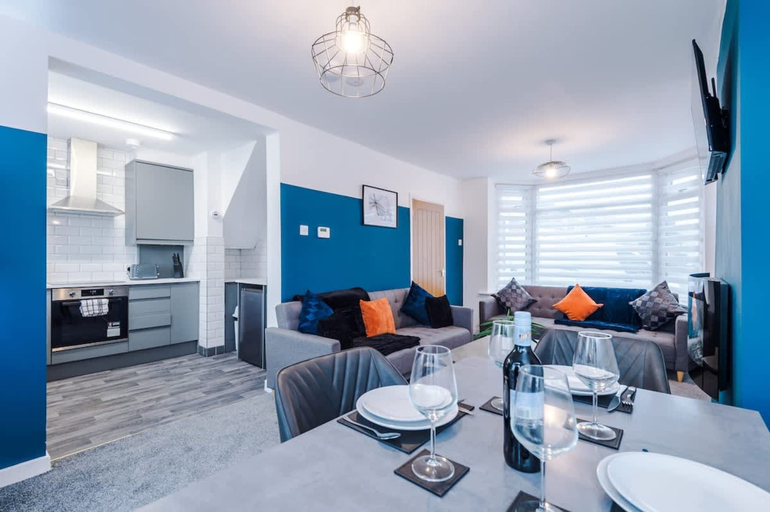 Room 4, Spacious 3-bed Ideal for Long-term Business, Tameside