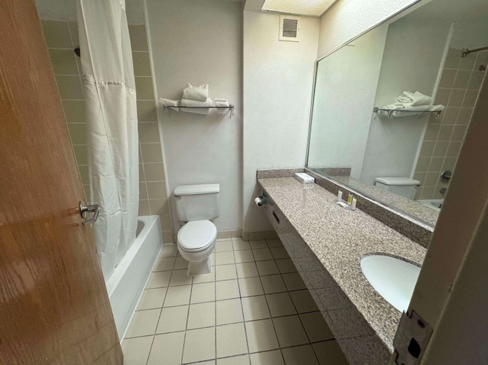 Bathroom 4, Quality Inn Chattanooga Hamilton Place, Hamilton