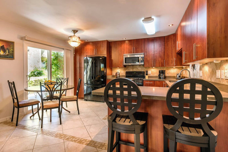 Private kitchen, @marbella Lane-hidden Oasis 2BR Condo w/ Pools/gym, Riverside
