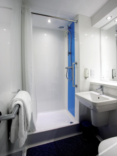 Bathroom 3, TRAVELODGE Middlewich, Cheshire West and Chester