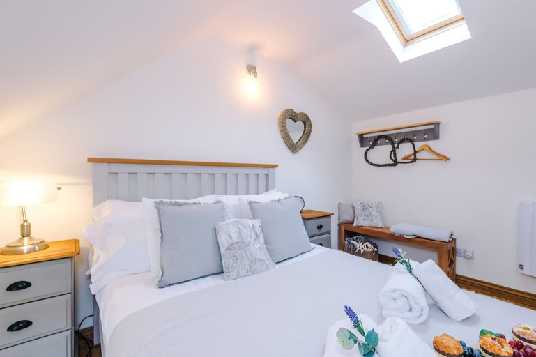 Room 3, NEW Stunning Cottage Ideal for Families Groups, Cheshire East