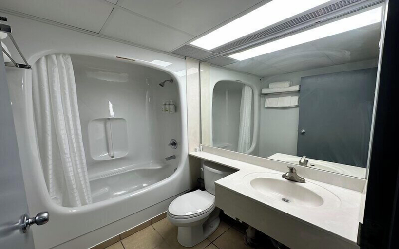 Bathroom 3, Lac House Inn, Division No. 1