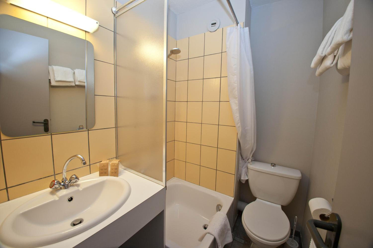 Bathroom, La Grange de Marie, Yonne