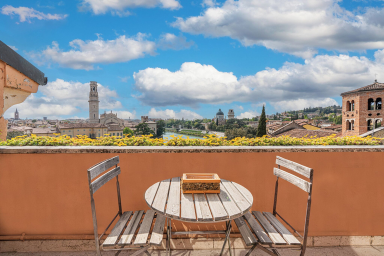 Outdoor dining 3, Residenza vista mozzafiato Ponte Pietra, Verona