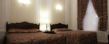Others 2, Hotel Ambrose, Montréal