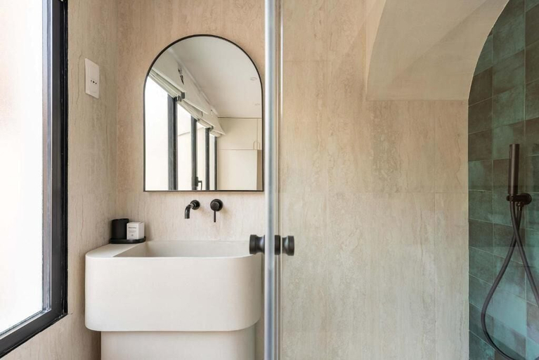Bathroom, Élégance & Confort au Cœur de Paris, Paris