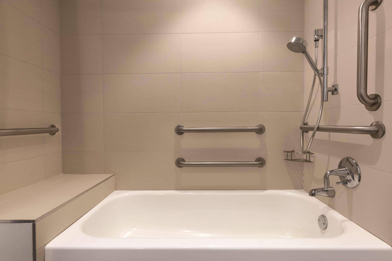 Bathroom 4, Radisson Hotel Seattle Airport, SeaTac