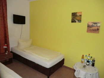 Others 3, Hotel Pension Haydn, München