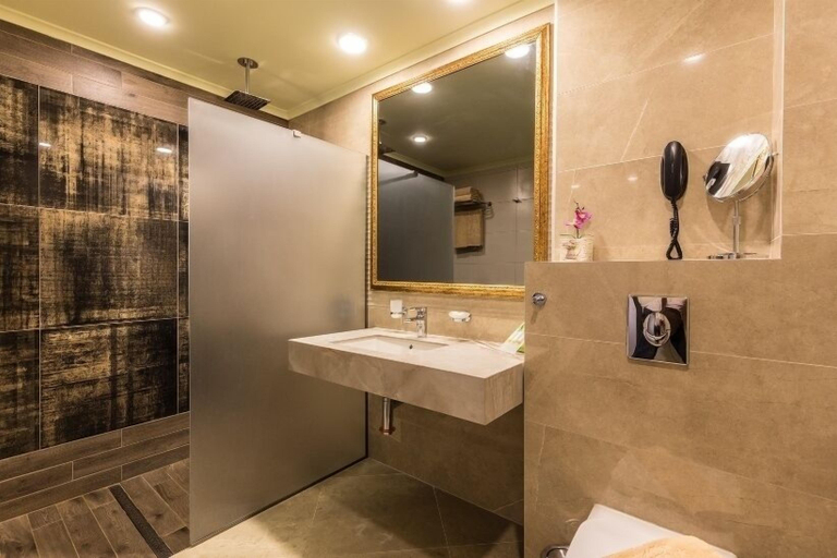 Bathroom 5, Diplomat Plaza Hotel & Resort, Loukovit