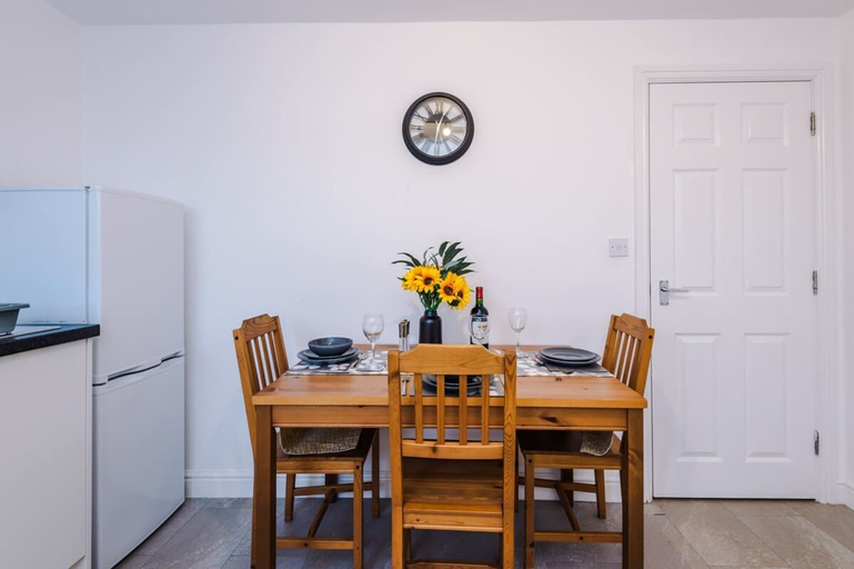 Room 2, Modern Apartment Ideal for Business Sleeps 3, Cheshire East