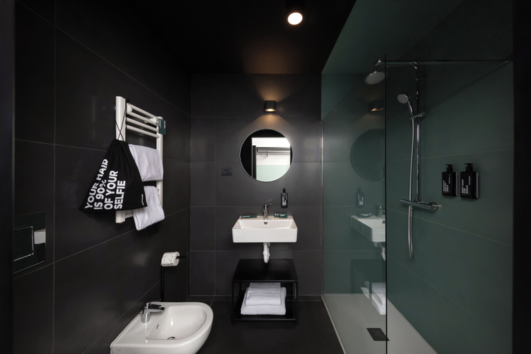 Bathroom 4, Cx Milan Bicocca, Milano