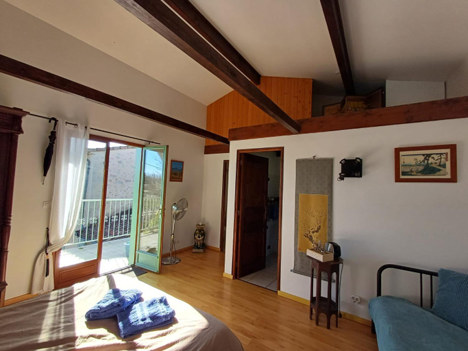 Bedroom 2, Les Vignes Reines, Gironde