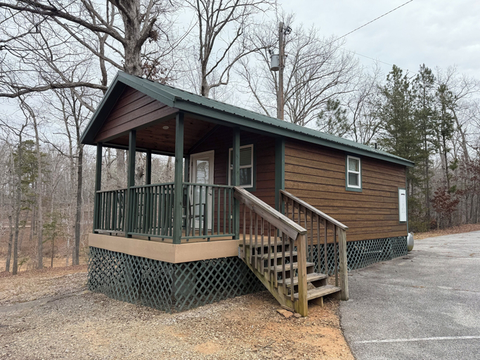 Exterior, Unhitched Lake Hartwell, Hart