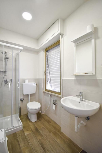 Bathroom 5, Hotel la pineta, Massa Carrara