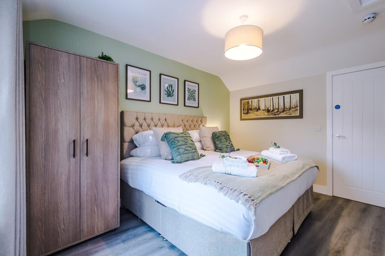 Room 3, NEW Modern 1-bed Flat Great Location Sleeps 4, Cheshire West and Chester