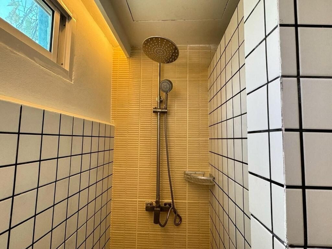 Bathroom, Nana Best Hostel, Wattana
