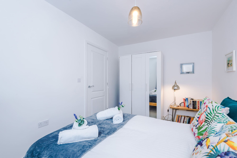 Room 2, Spacious 2 Bed Perfect for Couples With Parking, Manchester