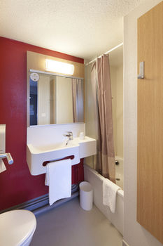 Bathroom 4, B&B HOTEL Evry Lisses (2), Essonne