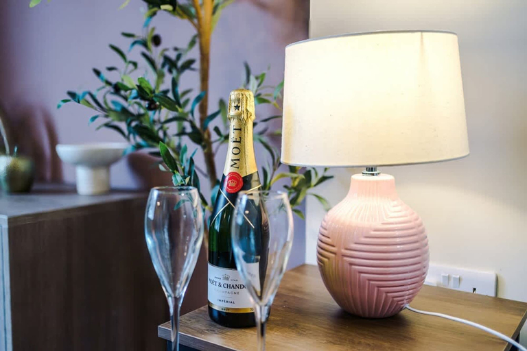 Room 4, NEW Modern 1-bed Flat Great Location Sleeps 4, Cheshire West and Chester