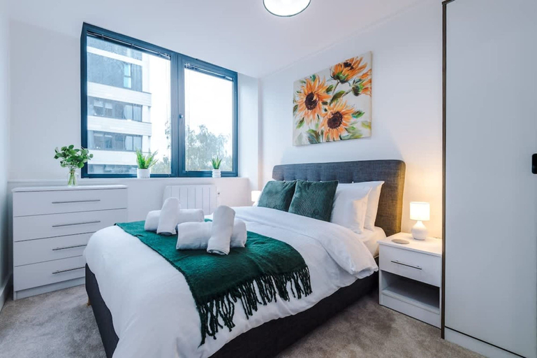 Room 4, NEW Stylish Apartment Amazing Location Sleeps 4, Trafford