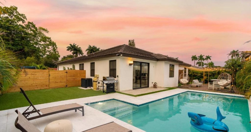 Pool 2, New Vibrant Villa - Heat Pool -Pickeball, Miami-Dade