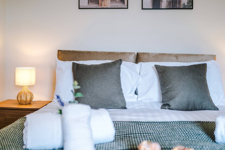 Room 2, Spacious Home Ideal for Professionals Sleeps 8, Cheshire East