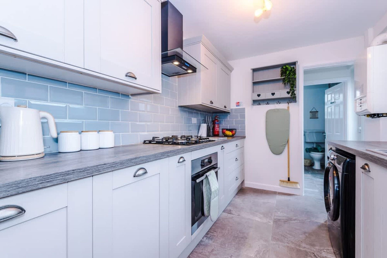 Room 2, NEW Stylish Home City Centre Location Sleeps 6, Cheshire West and Chester