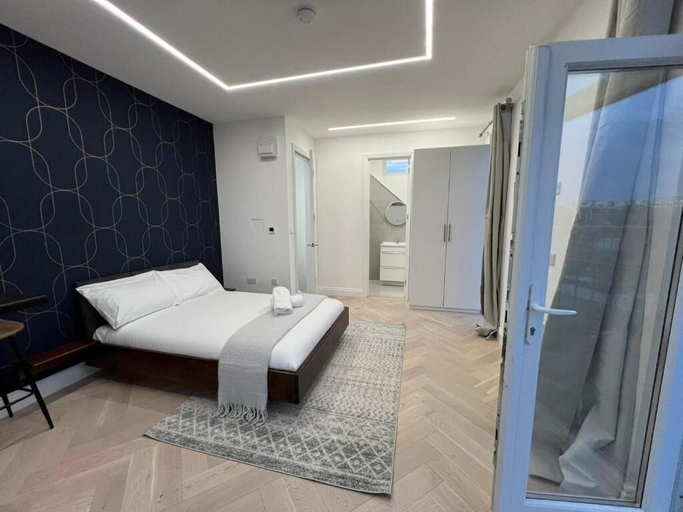 Bedroom 4, London Studios and Suites, London