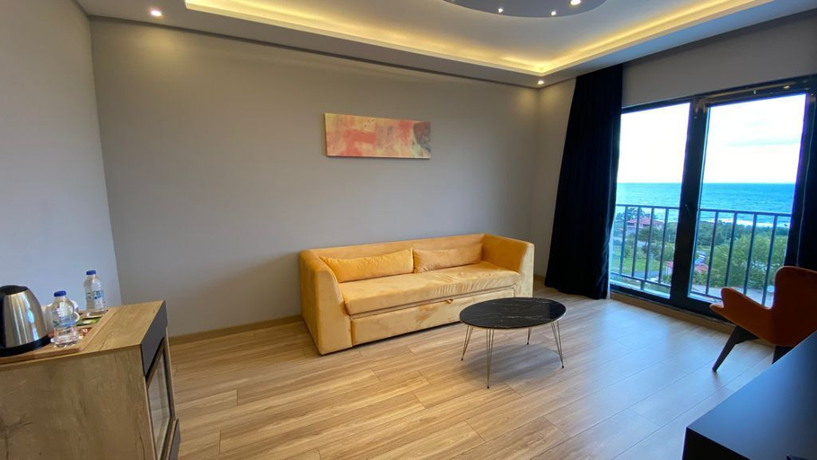 Others 4, Yason Blue Hotel, Perşembe