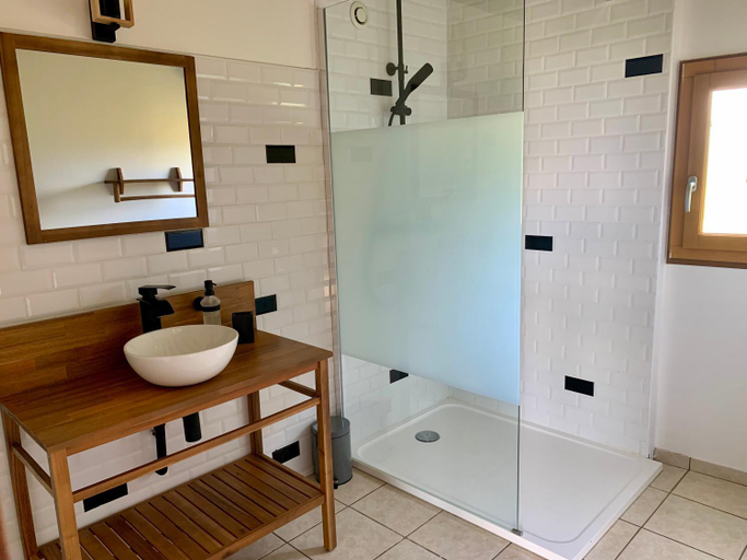 Bathroom 5, Les Vignes Reines, Gironde