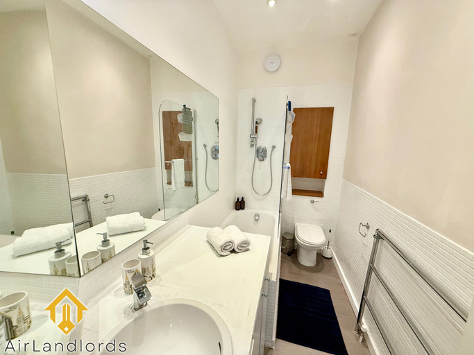 Bathroom 5, Exclusive 2 Bedroom Flat near Kensington Olympia, London