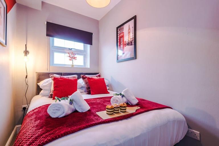Room 2, NEW Stylish Home Amazing Location Sleeps 6, Cheshire West and Chester