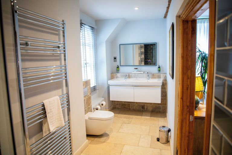 Bathroom 4, The Chalk Hare, Royston, Hertfordshire - Acorn Pubs, Cambridgeshire