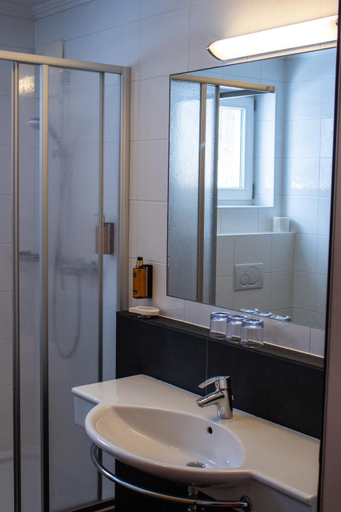 Bathroom 2, Hotel Auwirt, Zell am See