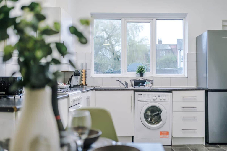 Room 4, Spacious Home Ideal for Contractors Sleeps 7, Tameside